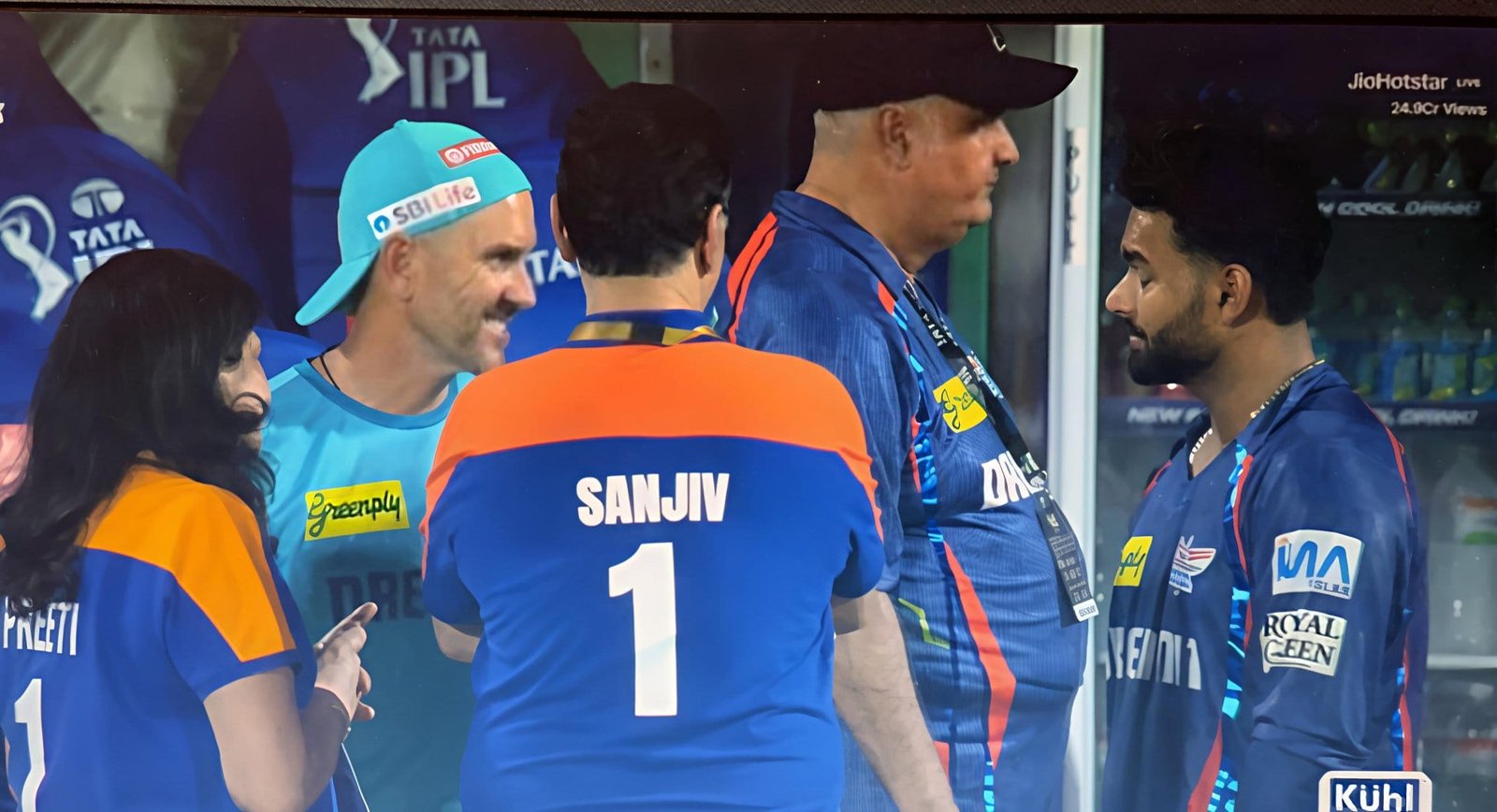 Rahul escapes Rishabh Pant is trapped