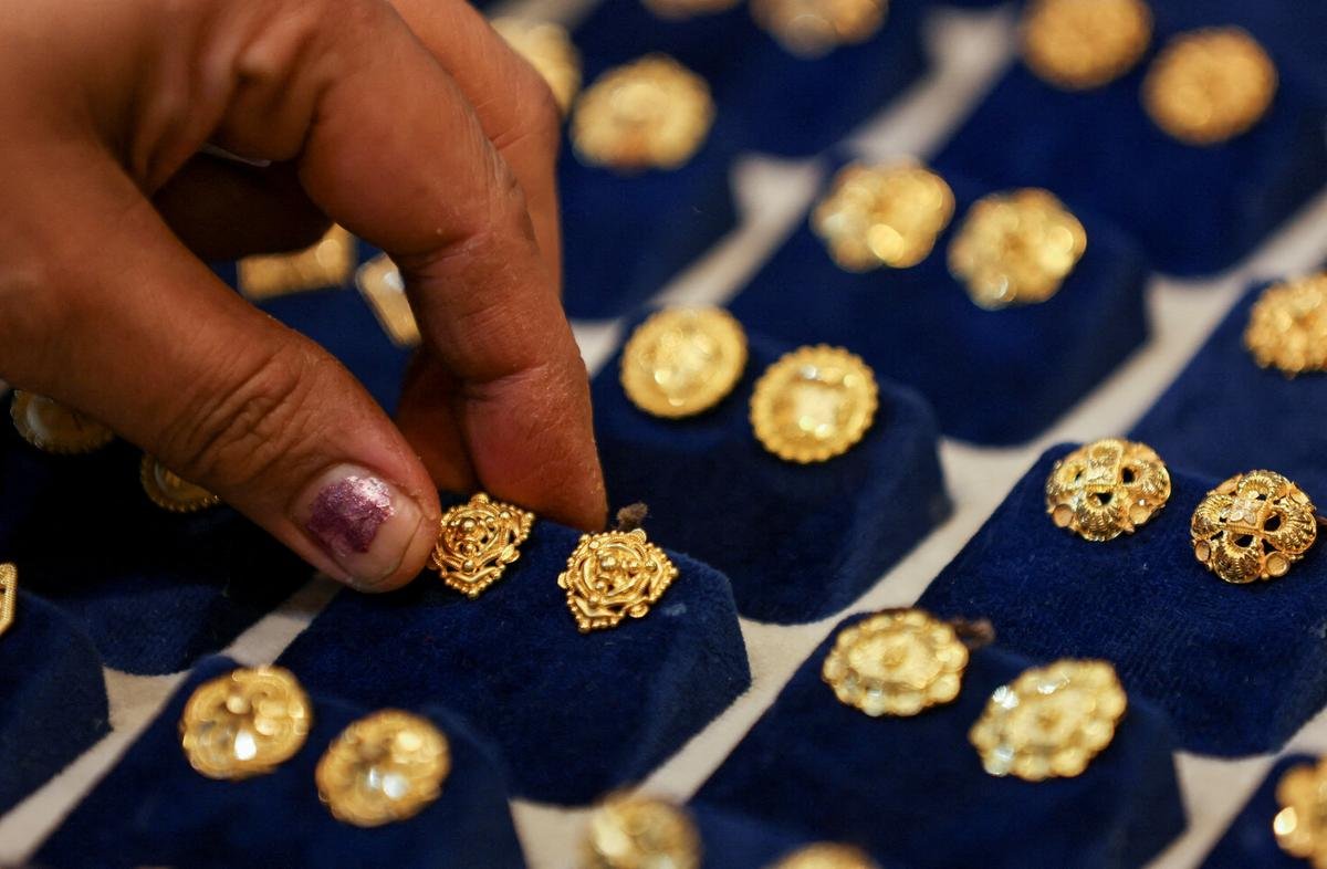 Gold and silver prices rise gradually