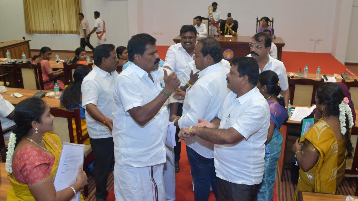 DMK Female Councilor Slapping An AIADMK Councilo