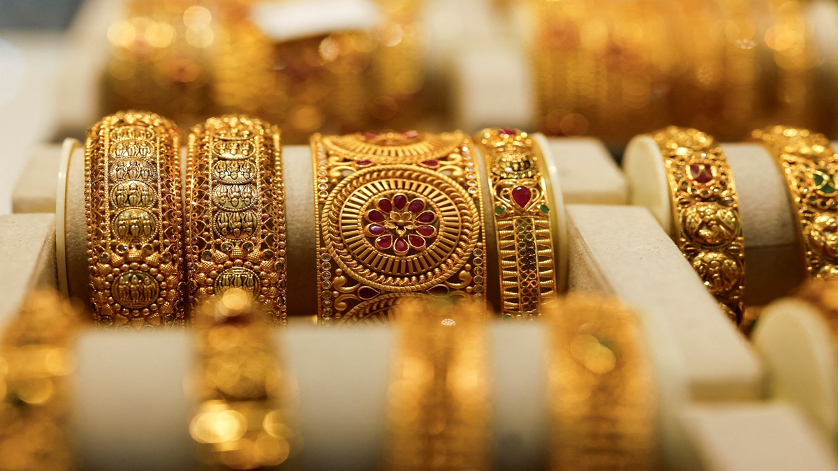 Gold prices surprisingly fall