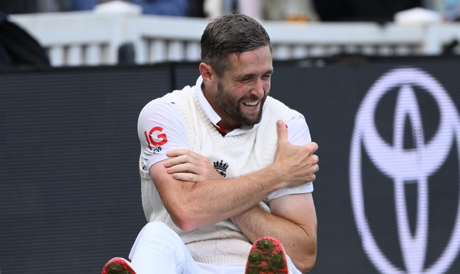 Chris Woakes to field with shoulder injury