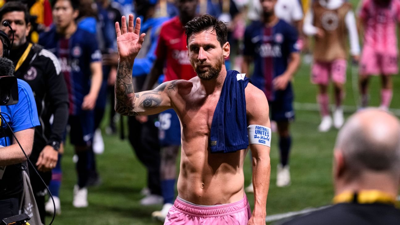 Messi suddenly took off his jersey