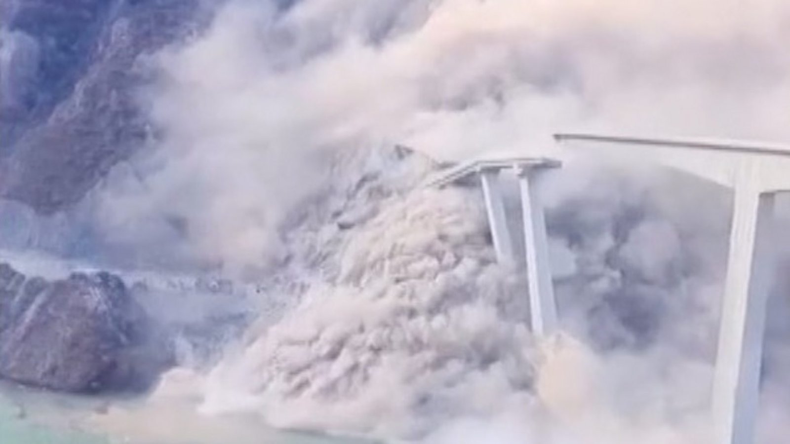 New bridge collapses in China