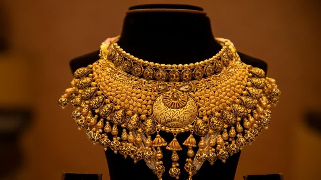 தமிழகத்தில் இன்று தங்கம் விலை அதிரடியாக உயர்ந்துள்ளது. சவரனுக்கு ரூ.640 அதிகரித்து, ஒரு சவரன் ரூ.99,840-க்கு விற்பனை செய்யப்படுகிறது. முழு விலை நிலவரம் இதோ!