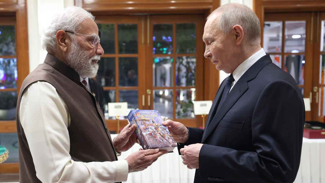 PM Modi gifted Bhagavad Gita!! Putin visited India