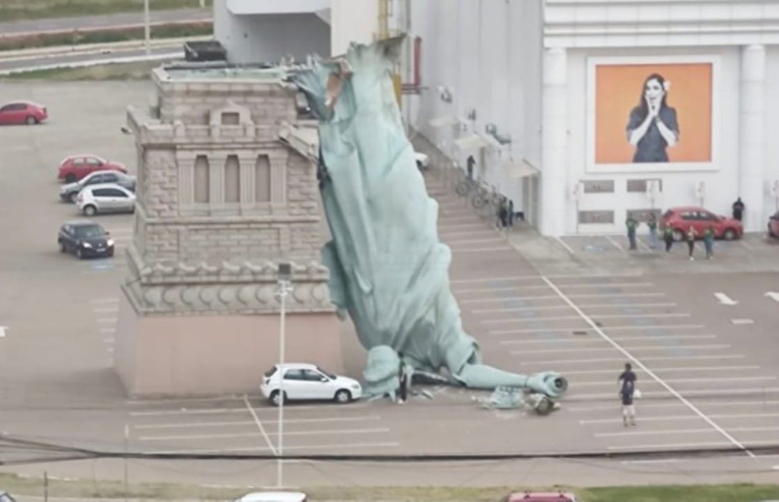 Statue of Liberty collapses!! Strong winds in Guam