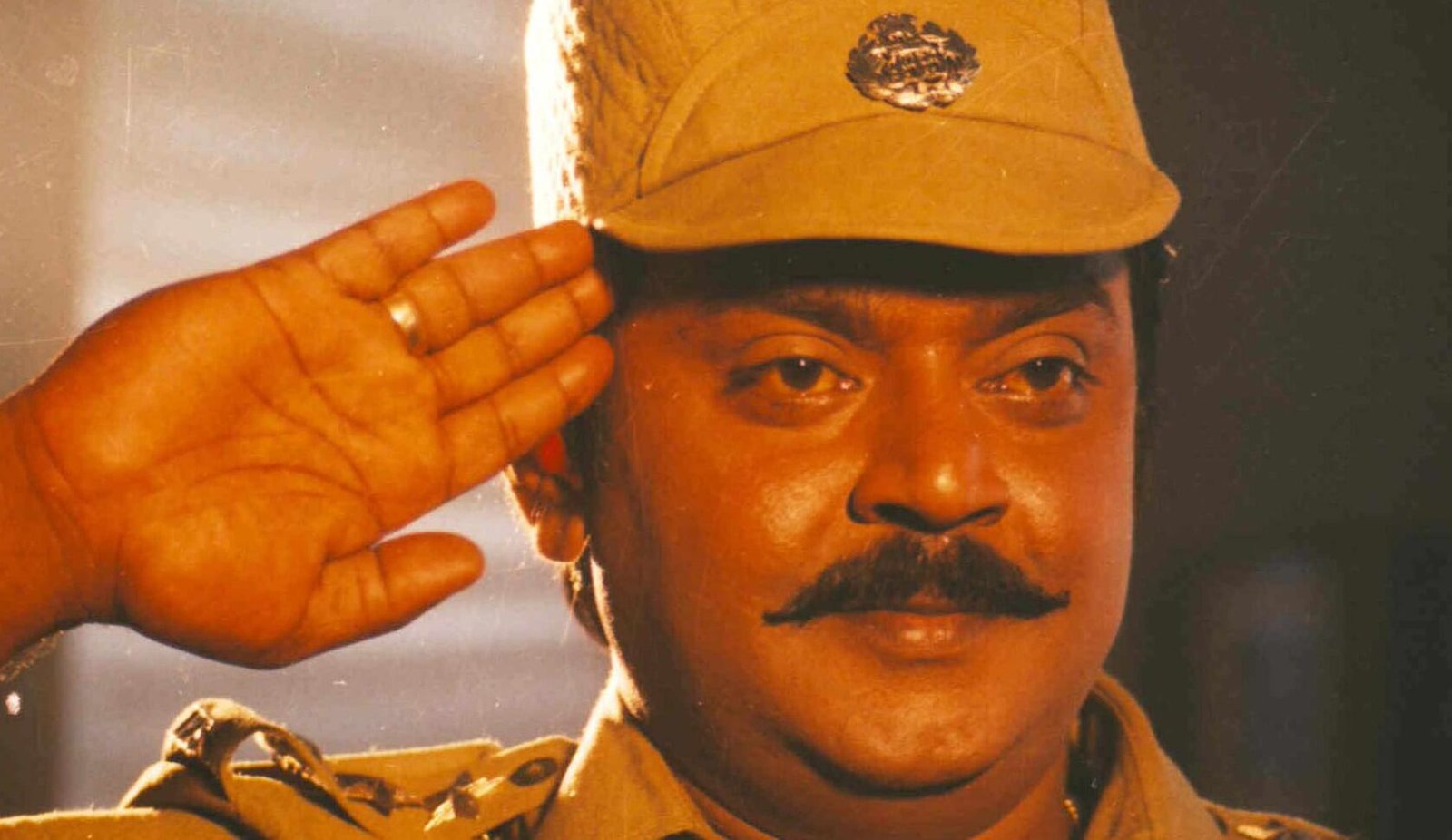 தமிழ் திரையுலகில் புரட்சிக் கலைஞராகவும், அரசியலில் ஏழை எளிய மக்களின் குரலாகவும் திகழ்ந்த 'கேப்டன்' விஜயகாந்த் மறைந்து இன்றுடன் இரண்டு ஆண்டுகள் நிறைவடைகிறது. 2023-ஆம் ஆண்டு இதே நாளில் அவர் நம்மை விட்டுப் பிரிந்தபோது ஏற்பட்ட அந்தப் பேரிழப்பைத் தமிழக மக்களால் இன்னும் ஈடு செய்ய முடியவில்லை. இன்று அவரது 2-ஆம் ஆண்டு நினைவு தினத்தை முன்னிட்டு தமிழகம் முழுவதும் நலத்திட்ட உதவிகள் வழங்கப்பட்டு வருகின்றன. நினைவிடத்தில் நெகிழ்ச்சி: சென்னை கோயம்பேட்டில் உள்ள தேமுதிக தலைமை அலுவலகத்தில் அமைந்துள்ள விஜயகாந்த் நினைவிடம் இன்று அதிகாலை முதலே மலர்களால் அலங்கரிக்கப்பட்டு, கேப்டனுக்குப் பிடித்தமான உணவுகள் படைக்கப்பட்டிருந்தன. தேமுதிக பொதுச்செயலாளர் பிரேமலதா விஜயகாந்த், மகன்கள் விஜய பிரபாகரன், சண்முக பாண்டியன் ஆகியோர் மலர்தூவி அஞ்சலி செலுத்தினர். மக்களின் நாயகன்: கட்சிப் பாகுபாடின்றி லட்சக்கணக்கான ரசிகர்கள் மற்றும் பொதுமக்கள் நீண்ட வரிசையில் நின்று தங்களது 'அன்னதான பிரபு'வுக்கு அஞ்சலி செலுத்தி வருகின்றனர். "அவர் போட்ட சோறு இன்னும் எங்கள் வயிற்றில் இருக்கிறது, அவர் செய்த தர்மம் அவரை என்றும் வாழ வைக்கும்" என நினைவிடத்திற்கு வந்த முதியவர் ஒருவர் கண்கலங்கத் தெரிவித்தார். மலேசிய மேடையில் ஒலித்த கேப்டன் பெயர்: மலேசியாவில் நேற்று நடைபெற்ற 'ஜனநாயகன்' இசை வெளியீட்டு விழாவில் கூட, நடிகர் விஜய் தனது உரையில் விஜயகாந்தை நினைவு கூர்ந்தார். "சினிமாவில் ஒரு கஷ்டம் என்றால் ஓடிப் போய் நின்ற இடம் கேப்டன் கிட்ட தான்" எனப் பழைய நினைவுகளைப் பகிர்ந்து கொண்டது குறிப்பிடத்தக்கது. vijayakanth-second-death-anniversary-memorial-tributes