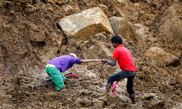 Sri Lanka landslide tragedy!! Relatives searching for bodies
