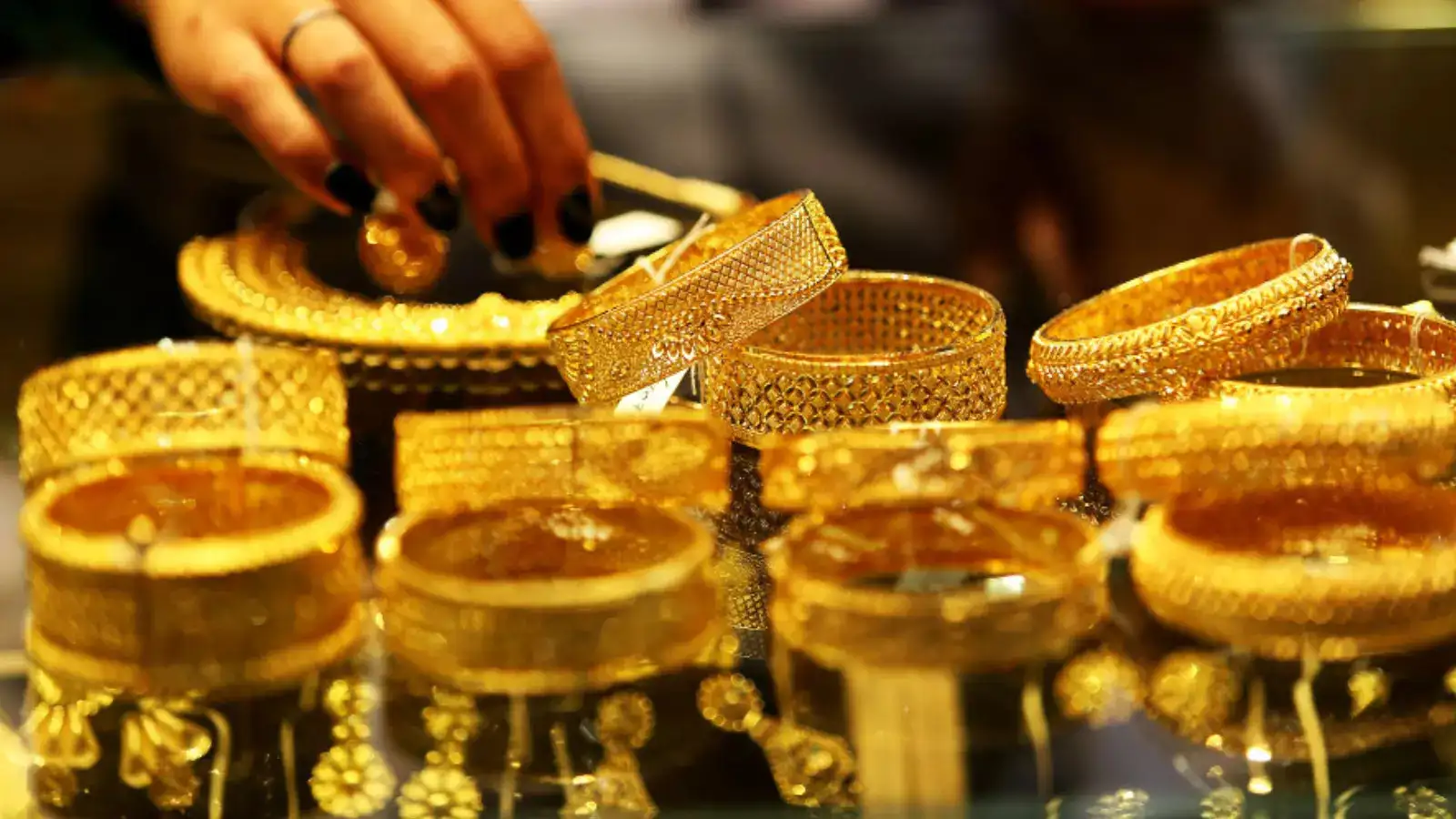 Gold prices fall.. The price of a sovereign of gold jewelry has fallen below Rs. 1 lakh!!