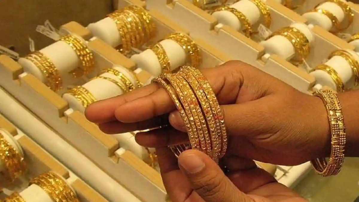 Gold price drops by Rs. 320