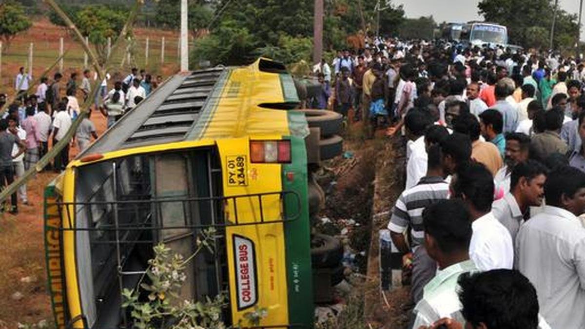 Bus Accident, Puducherry, Kalapet, Chennai to Thanjavur, ECR Accident.