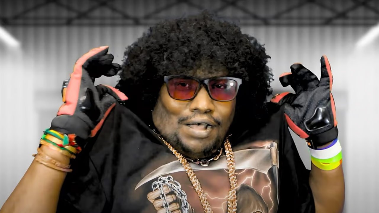 yogi-babu-300th-movie-title-arjunan-per-pathu-first-look-released