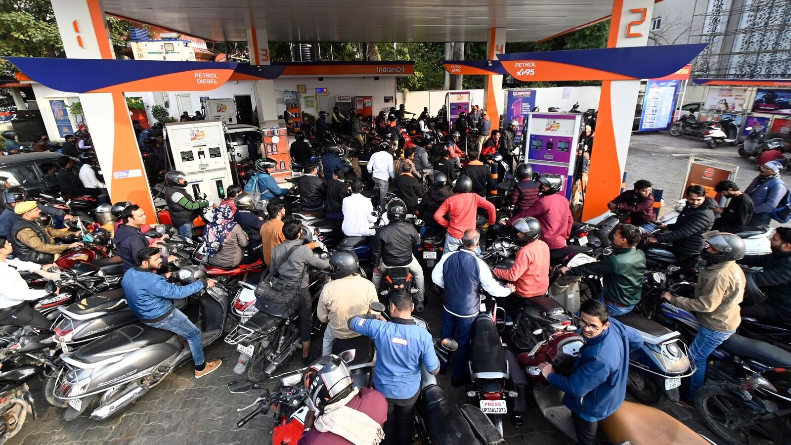 puducherry-petrol-bunk-crowd-fuel-shortage-panic-buying-2026