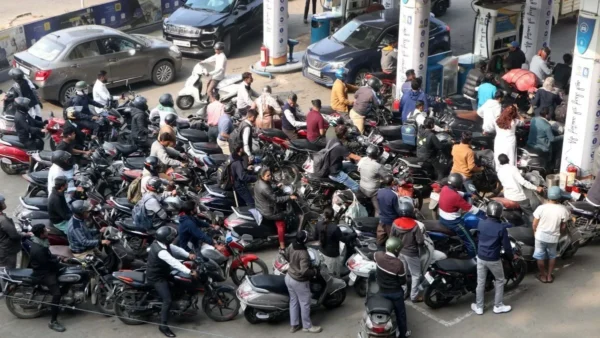 chennai-petrol-bunk-crowd-fuel-shortage-fear-can-storage-2026