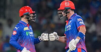 ஐபிஎல் 2026 தொடரின் 5-வது லீக் ஆட்டத்தில் லக்னோ சூப்பர் ஜெயன்ட்ஸ் (LSG) மற்றும் டெல்லி கேபிடல்ஸ் (DC) அணிகள் நேற்று லக்னோவில் உள்ள ஏகானா மைதானத்தில் மோதின. டாஸ் வென்று முதலில் பந்துவீச்சைத் தேர்வு செய்த டெல்லி அணி, லக்னோவை ரன் எடுக்க விடாமல் திணறடித்தது. டெல்லி வீரர்களான டி. நடராஜன் (3/29) மற்றும் லுங்கி என்கிடி (3/27) ஆகியோரின் அனல் பறக்கும் பந்துவீச்சால் லக்னோ அணி 18.4 ஓவர்களில் அனைத்து விக்கெட்டுகளையும் இழந்து 141 ரன்களுக்குச் சுருண்டது. லக்னோ தரப்பில் அப்துல் சமத் (36) மற்றும் மிட்செல் மார்ஷ் (35) மட்டுமே ஓரளவுக்குப் போராடினர். dc-vs-lsg-ipl-2026-match-5-result-sameer-rizvi-70-runs-delhi-capitals-win